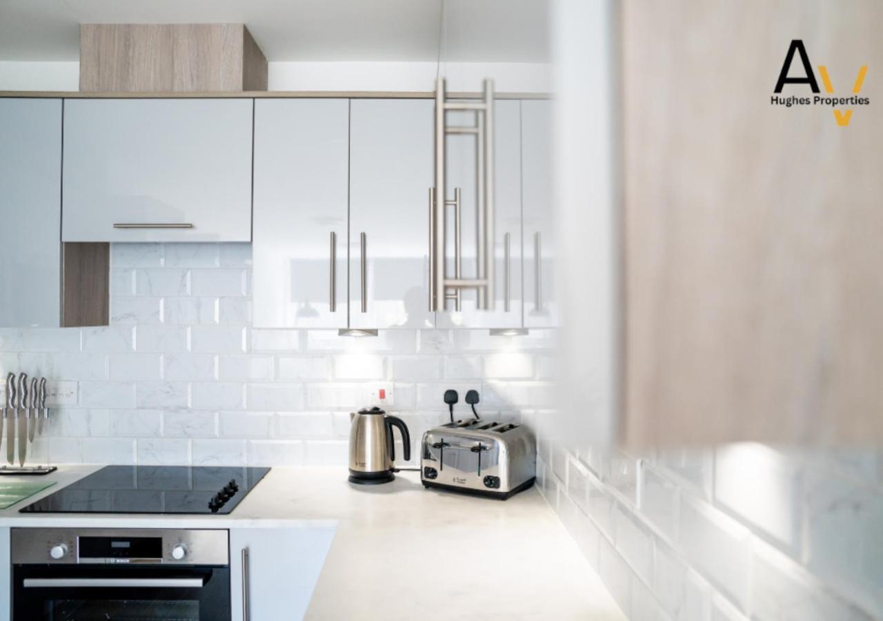 Stylish One-Bedroom Apartment - Free Wi-Fi, 4 Mins From Station, Perfect For Business Stays By Av Hughes Properties มิลตันคีนส์ ภายนอก รูปภาพ