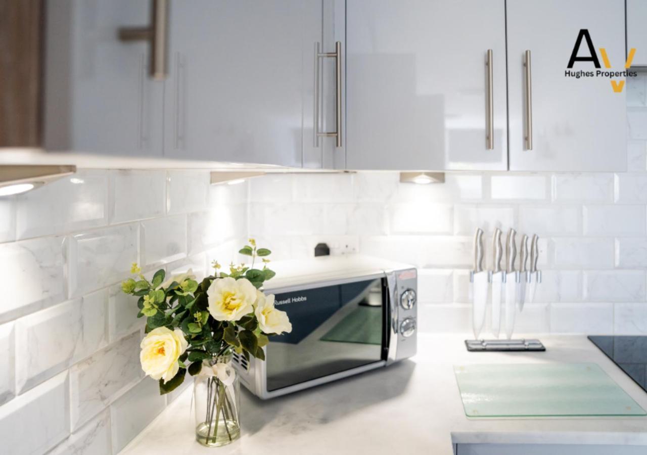 Stylish One-Bedroom Apartment - Free Wi-Fi, 4 Mins From Station, Perfect For Business Stays By Av Hughes Properties มิลตันคีนส์ ภายนอก รูปภาพ