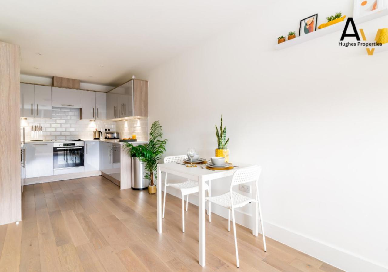 Stylish One-Bedroom Apartment - Free Wi-Fi, 4 Mins From Station, Perfect For Business Stays By Av Hughes Properties มิลตันคีนส์ ภายนอก รูปภาพ